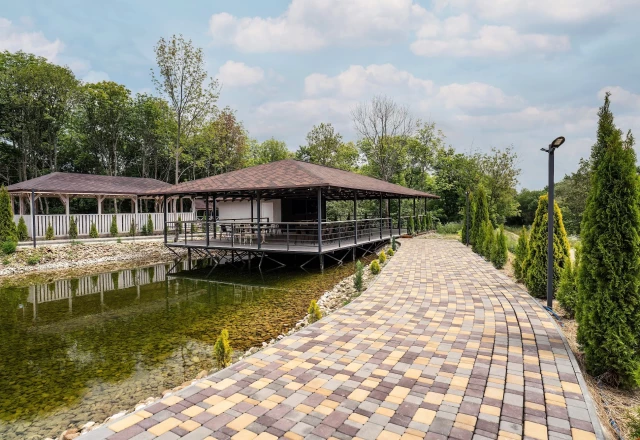 Вершина: Беседки на воде