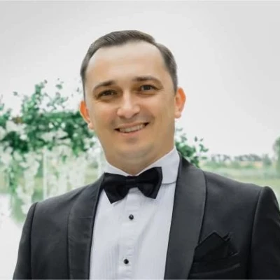 Ведущий Денис Артемьев