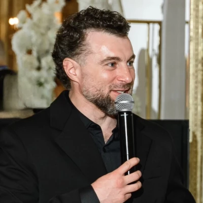 Ведущий Александр Андриенко