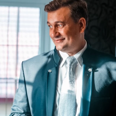 Ведущий Максим Мурашкин