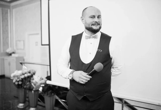 Ведущий Виталий Бижов