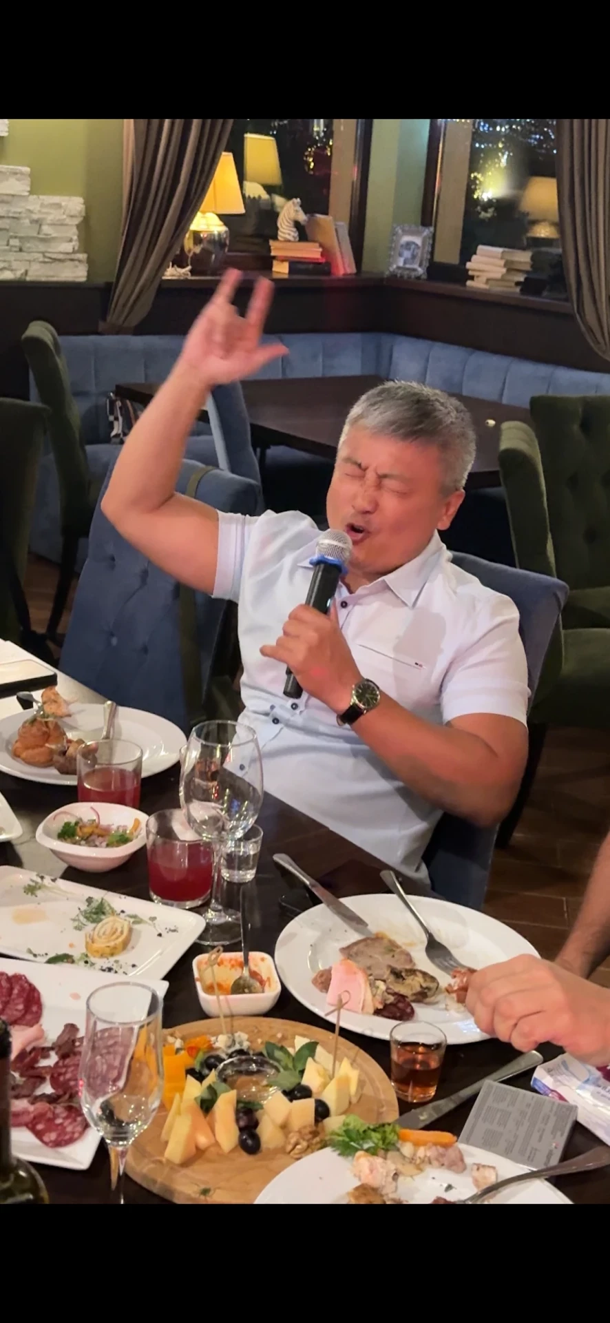 Ведущий Ян Янютин