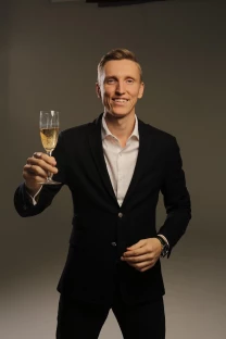 Ведущий Валентин Галин