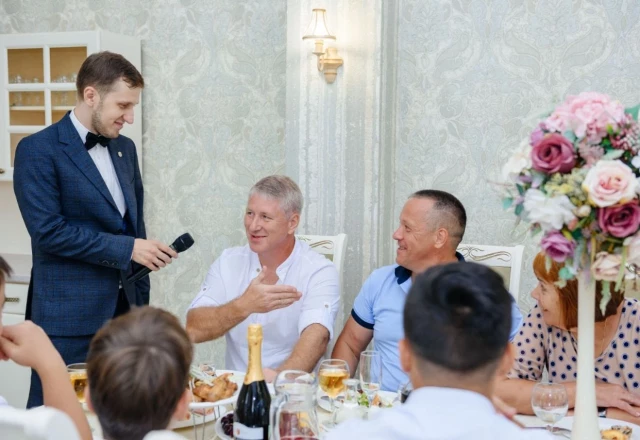 Ведущий Алексей Малахай