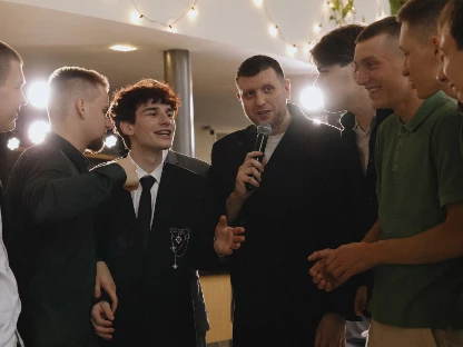 Ведущий Алексей Котов - фото 15