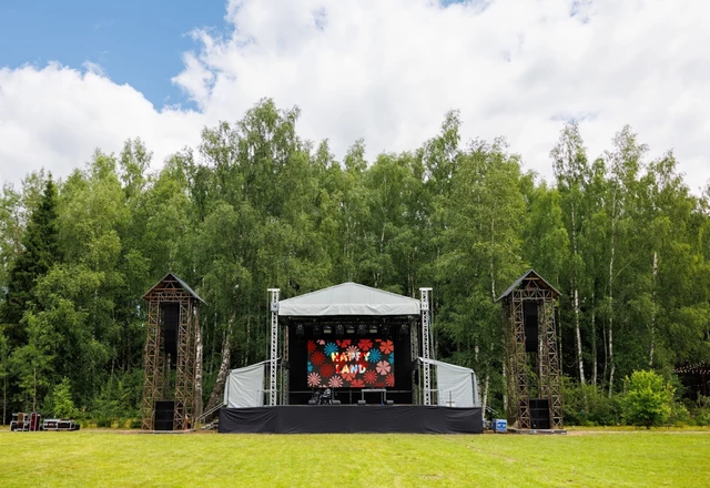 Бёрч / The Birch Открытая площадка со сценой The Field