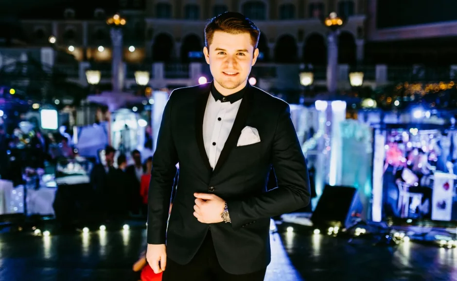 Ведущий Андрей Александров