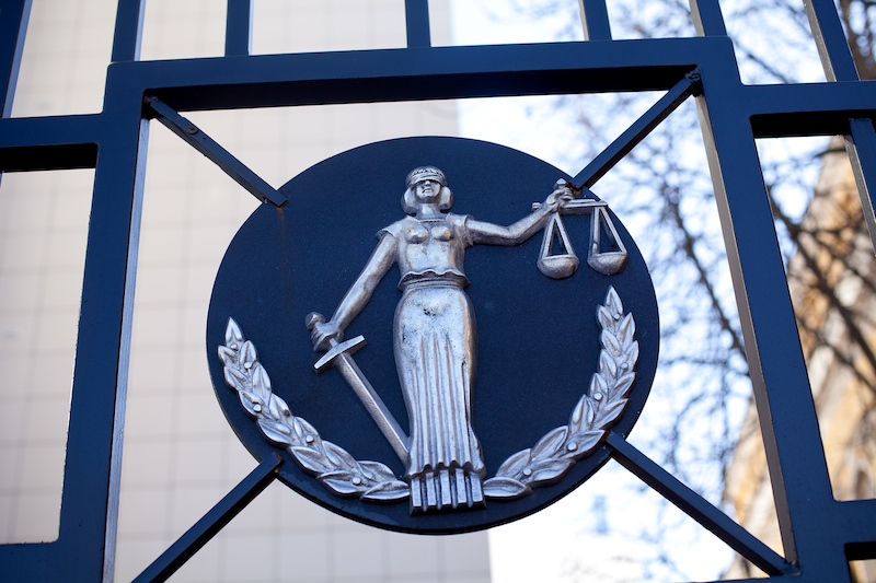 Изображение к статье: Шоу провели, деньги не отдали, бизнесмена посадили. Почему за неоплаченный контракт отвечает подрядчик, а не заказчик?