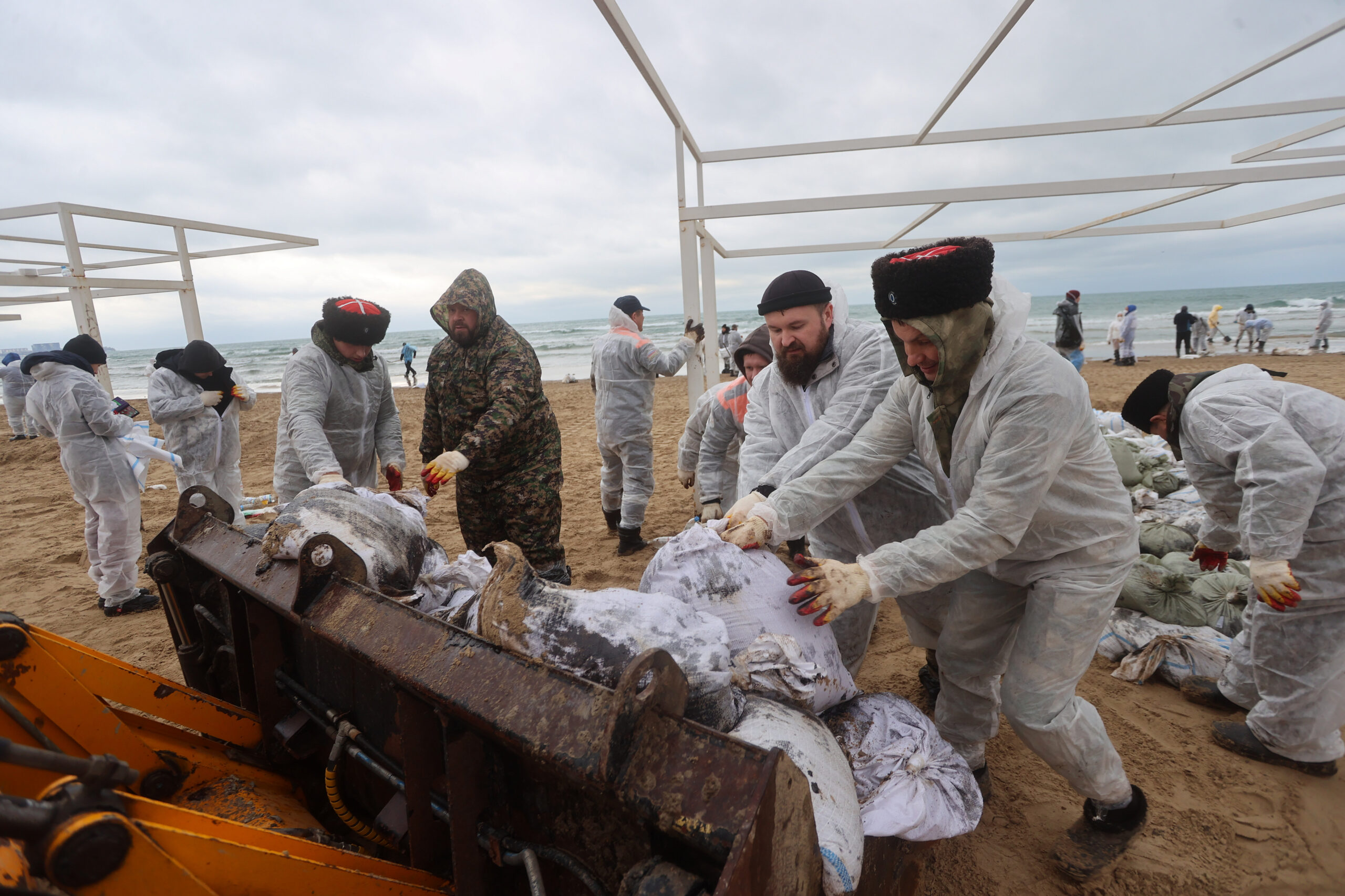 Очистка пляжа под Анапой