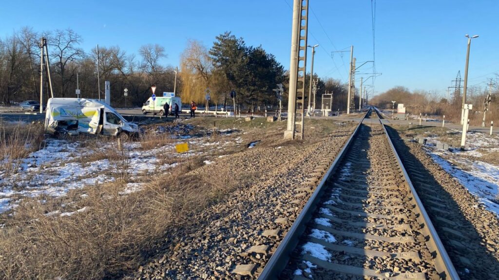 В Ростовской области электричка врезалась в автомобиль