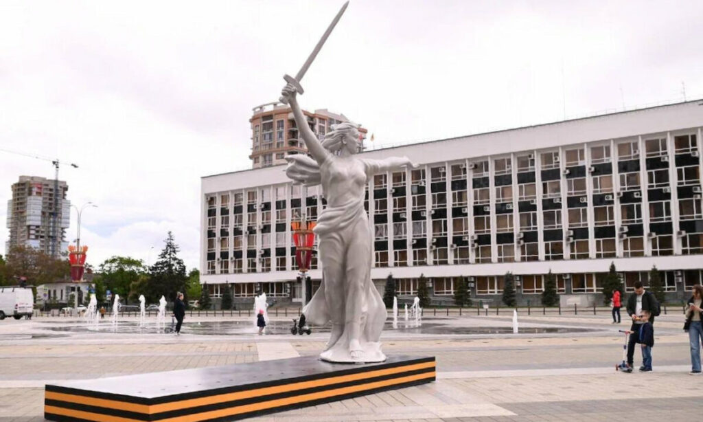 Копию скульптуры «Родина-мать» установили на главной площади Краснодара