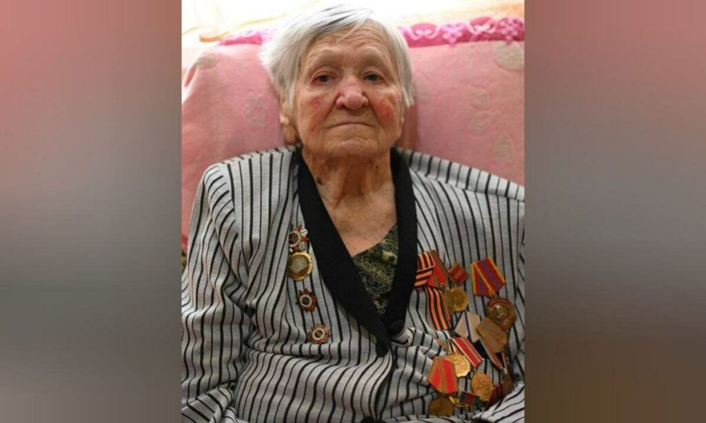 Глава Кубани Кондратьев поздравил ветерана ВОВ Веру Метальникову с днём рождения
