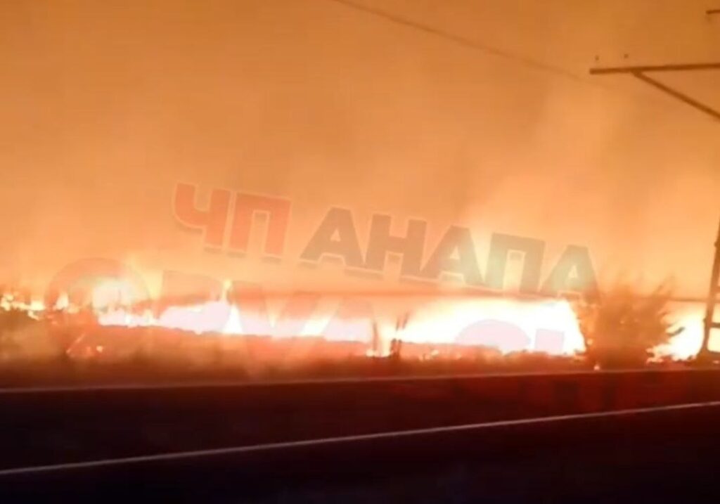 В Анапе ландшафтный пожар подошел близко к железной дороге