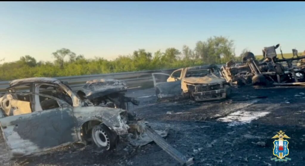 Огромные пробки собрались на трассе М-4 “Дон” в Ростовской области после страшного ДТП с бензовозом
