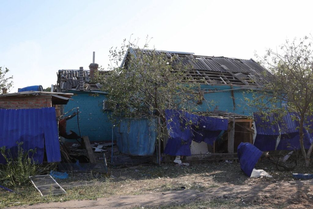 В Сальске после атаки БПЛА повреждены 21 дом, несколько нежилых зданий и два легковых автомобиля
