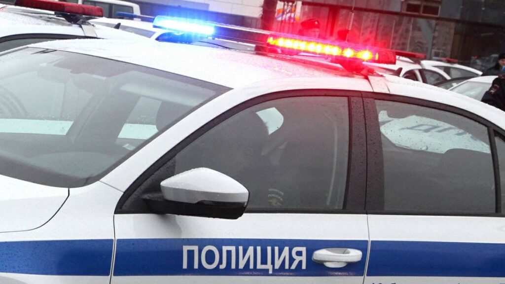 На детской площадке в Краснодаре заметили мужчину, пристававшего к девочкам