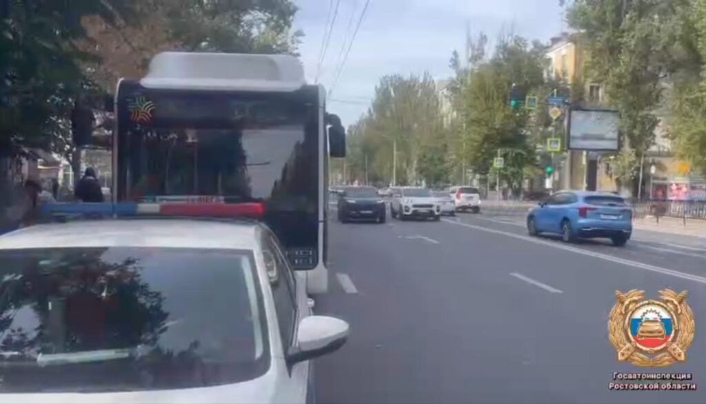 В центре Ростова-на-Дону под колеса автобуса попали два 8-летних школьника