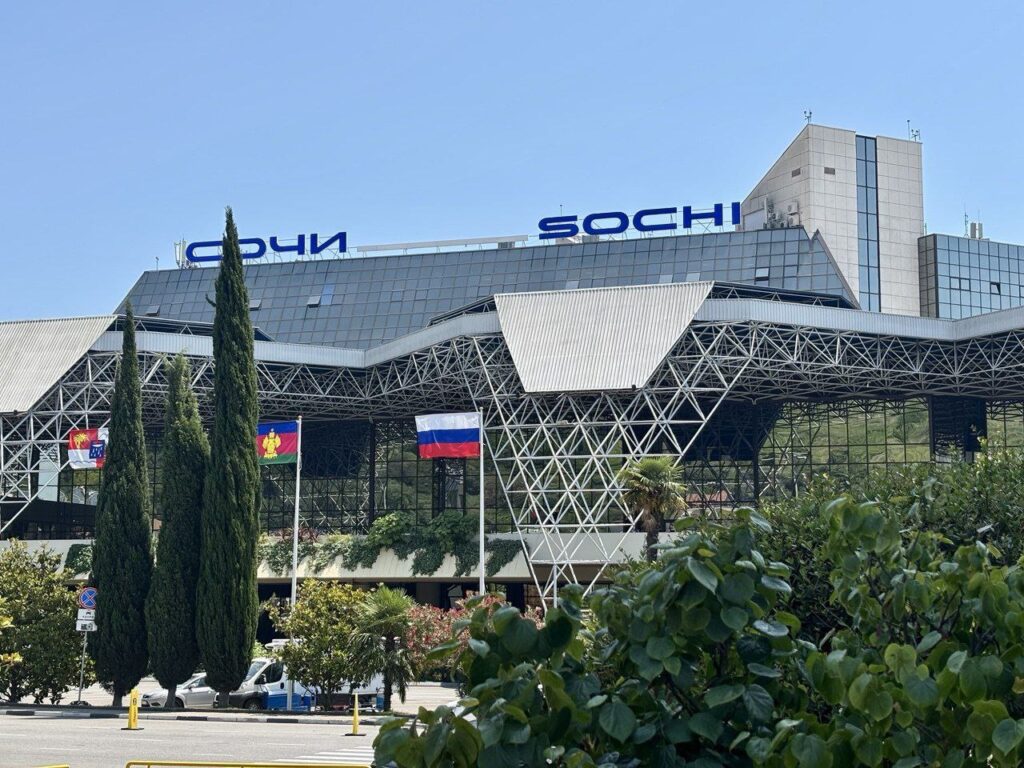 Аэропорты Сочи, Краснодара и Геленджика не принимали самолеты минувшей ночью