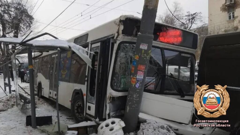 В Ростове-на-Дону столкнулись два автобуса: повреждены остановка и столб