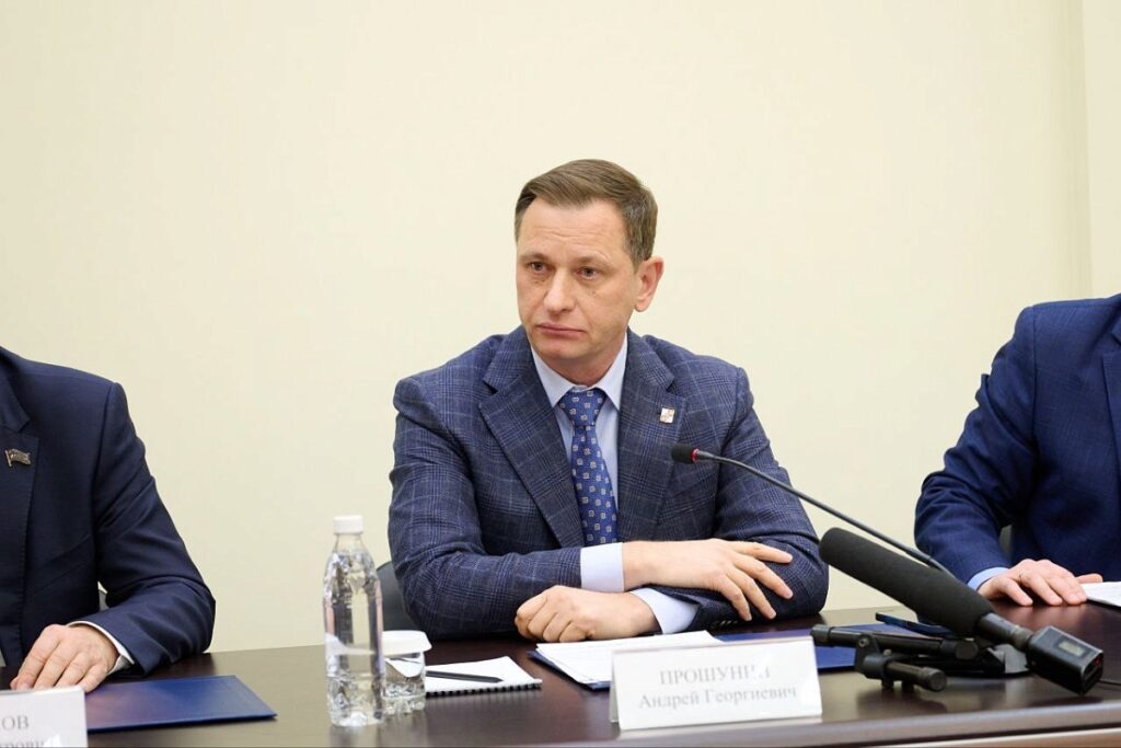 Мэр Прошунин: нефтяные пятна не угрожают акватории Сочи, пляжи готовят к сезону