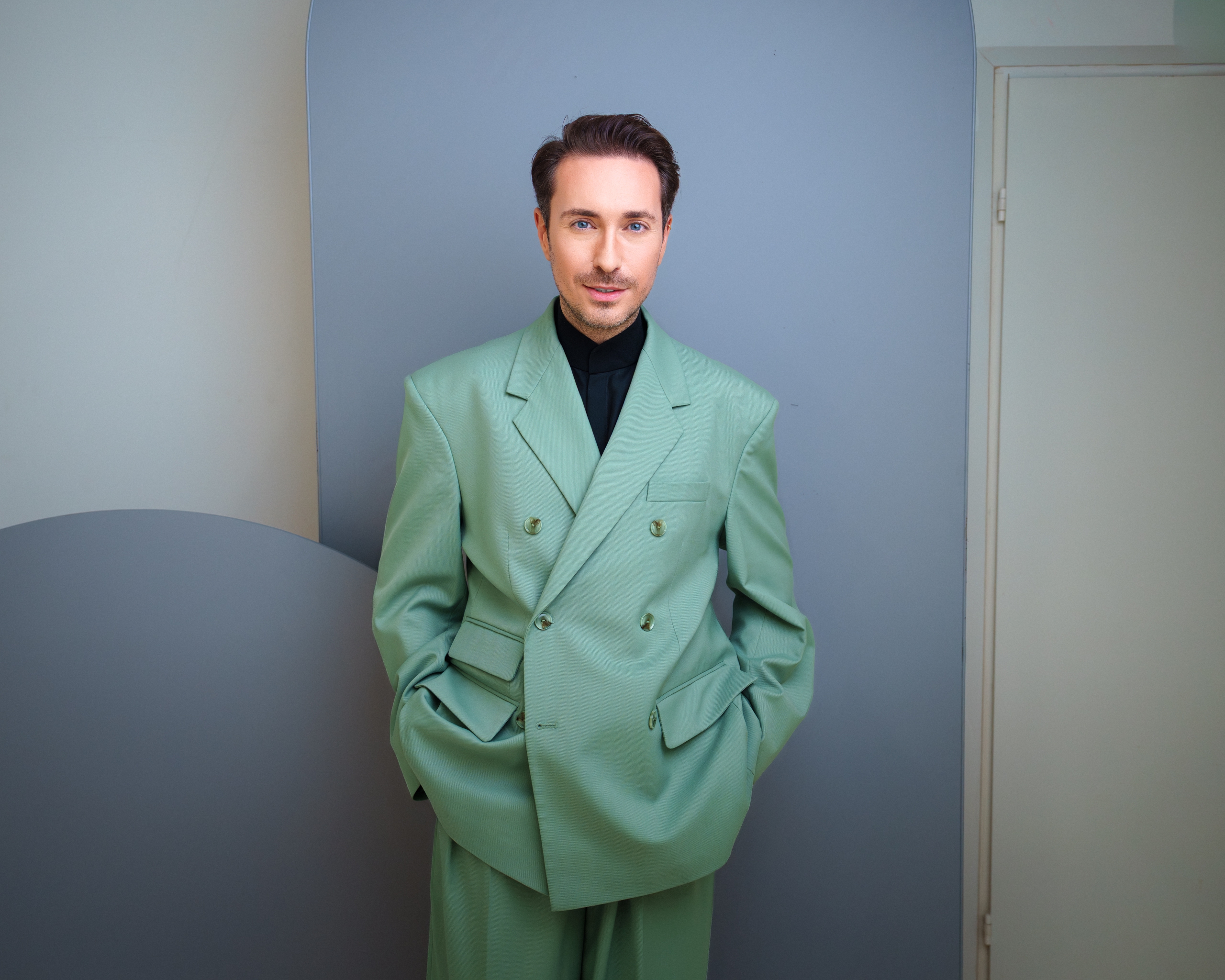 Изображение к статье: «Одежда может врать»: стилист Алексей Сухарев — о «хищницах» в нежных платьях и мужчине с «ролексами» в секонд-хенде