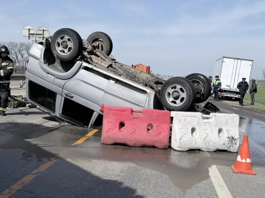 На Кубани в аварии с «перевёртышем» пострадали девушка и трое детей 