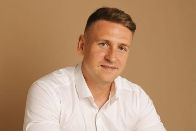 Как научиться говорить перед аудиторией: советы создателя проекта «СпикерШоу» Дениса Сазонова