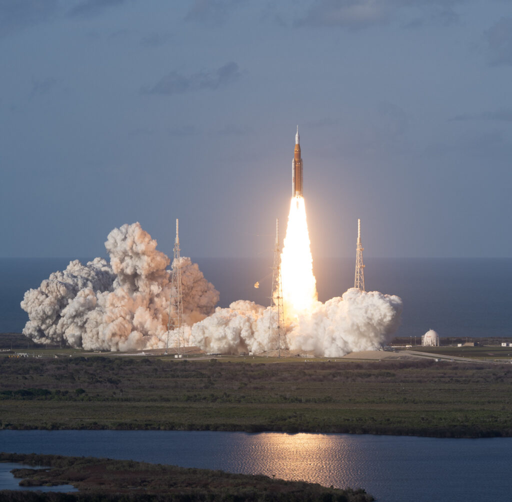 NASA успешно запустило пилотируемый корабль к Луне