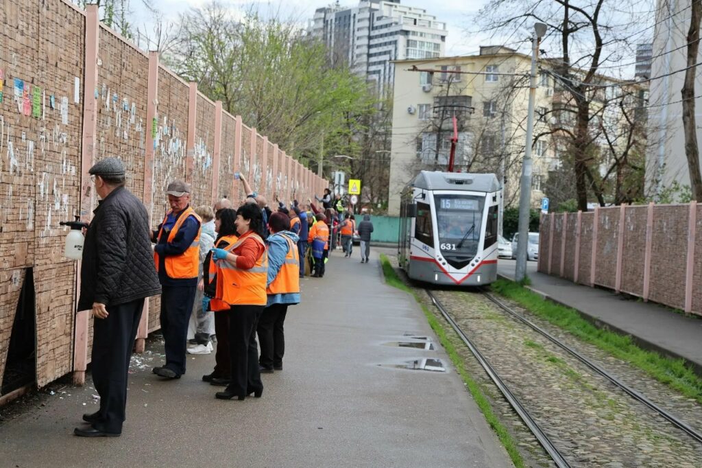 Забор в районе железнодорожного вокзала в Краснодаре очистили от налепленных объявлений 