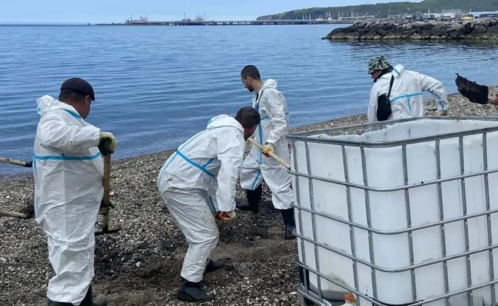 В Туапсе быстрыми темпами очищают территорию от мазута