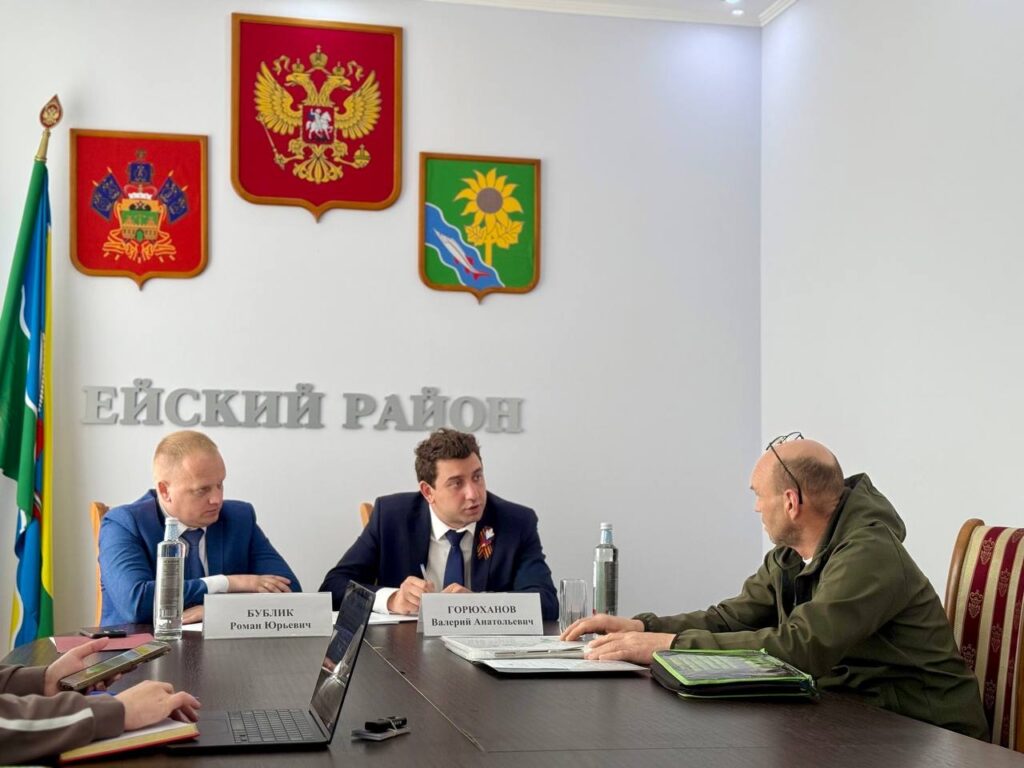 Выплаты бойцам СВО, новые автобусы и инфраструктура: Валерий Горюханов провел прием граждан в Ейске