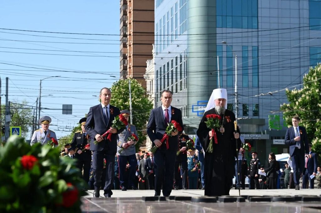 9 мая краснодарцы возложили цветы к Вечному огню