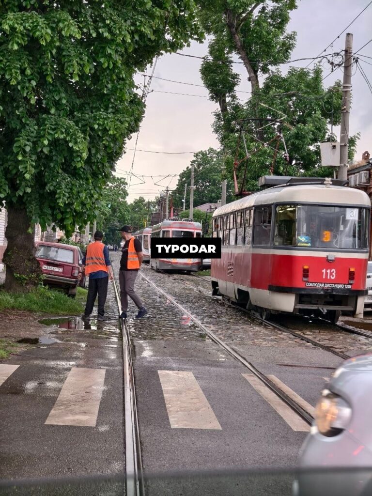 Пожар в центре Краснодара прервал движение транспорта