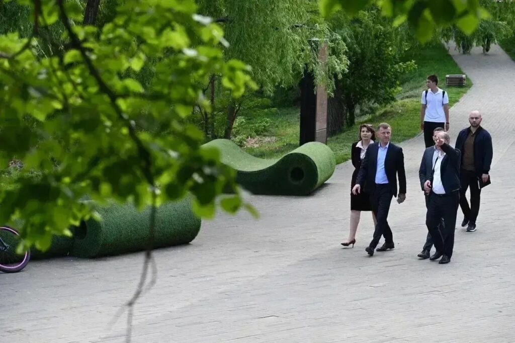 Глава Краснодара осмотрел Дмитриевский сквер и поручил починить лавочки и детскую площадку