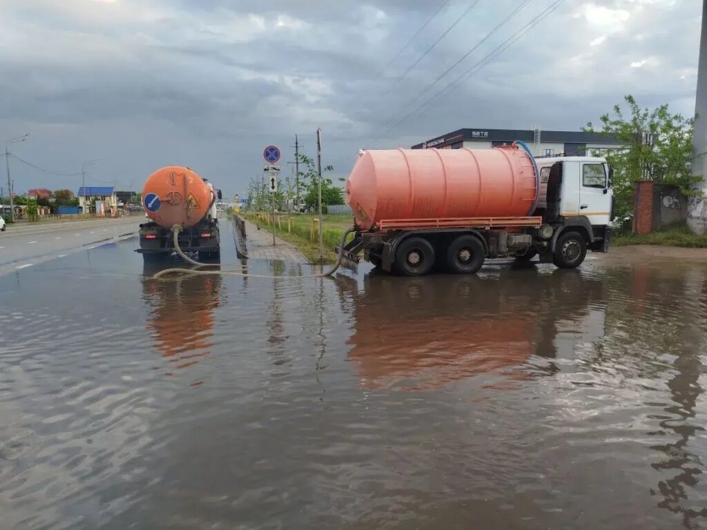 С дорог Краснодара всю ночь откачивали воду