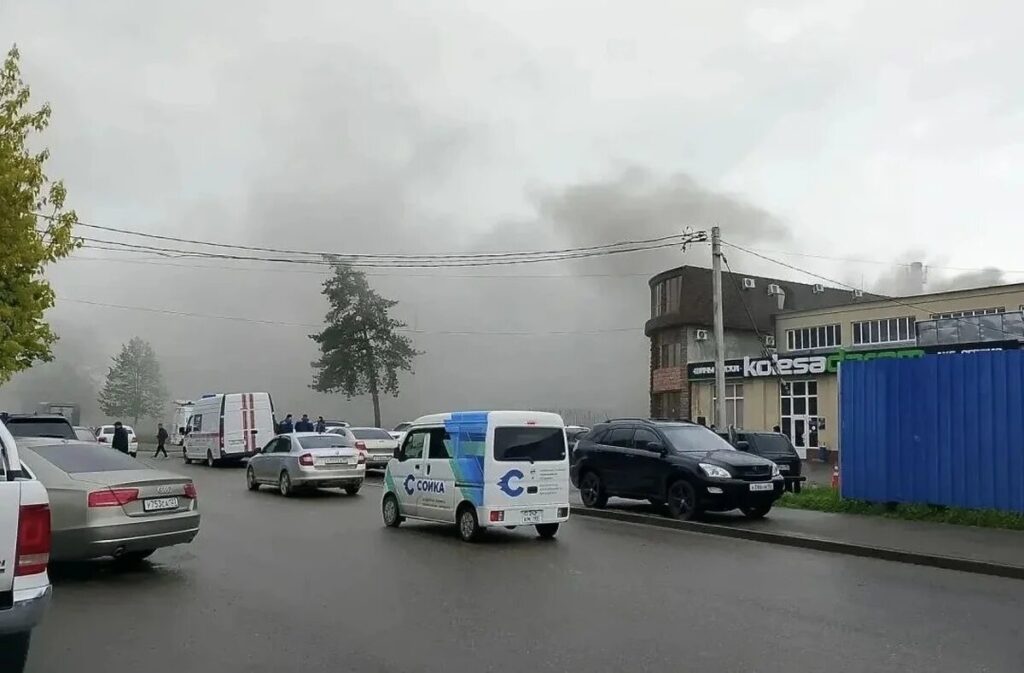 В Армавире загорелся магазин «Светофор», пострадали три человека