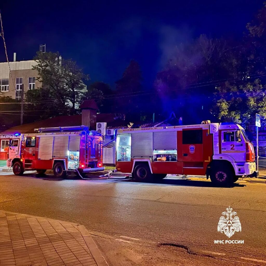 Пожар в столовой “Базилик” в Краснодаре тушили почти два часа
