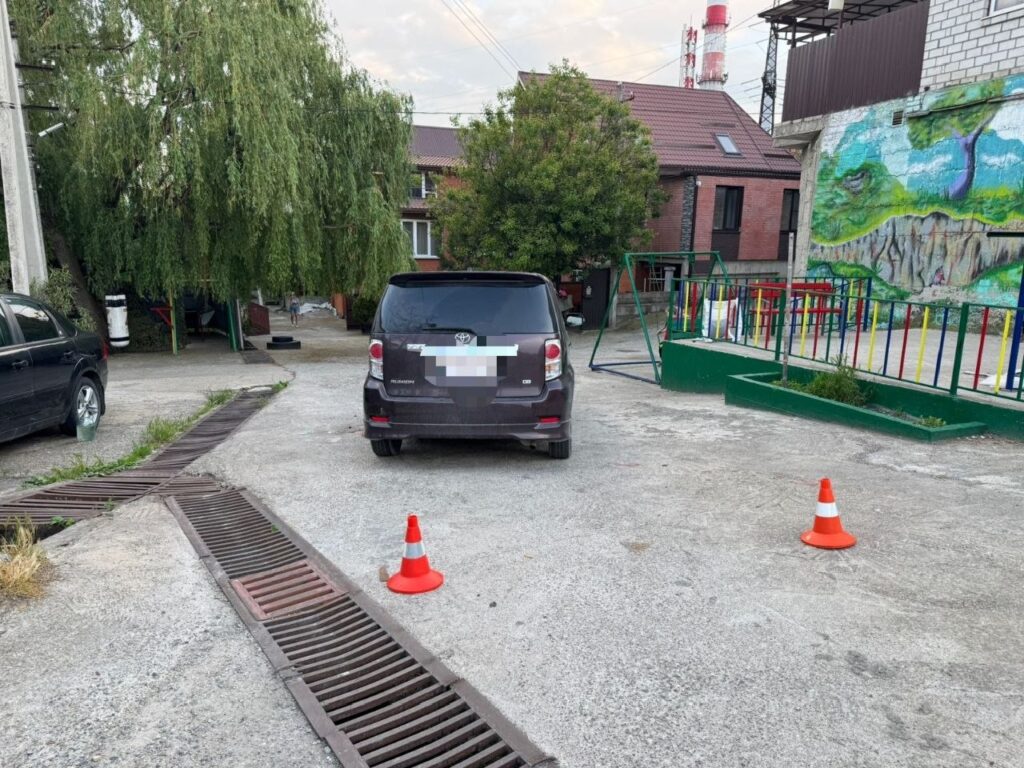 В Новороссийске ребенок попал под колеса автомобиля рядом с детской площадкой