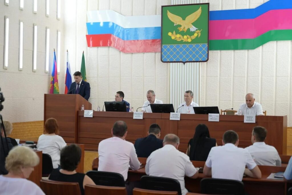 Депутат ЗСК Денис Выпринцев наградил активистов ТОС Славянского района