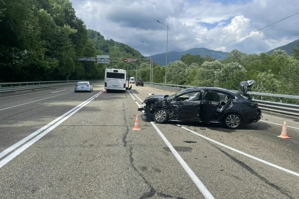 В Сочи автомобиль столкнулся с автобусом