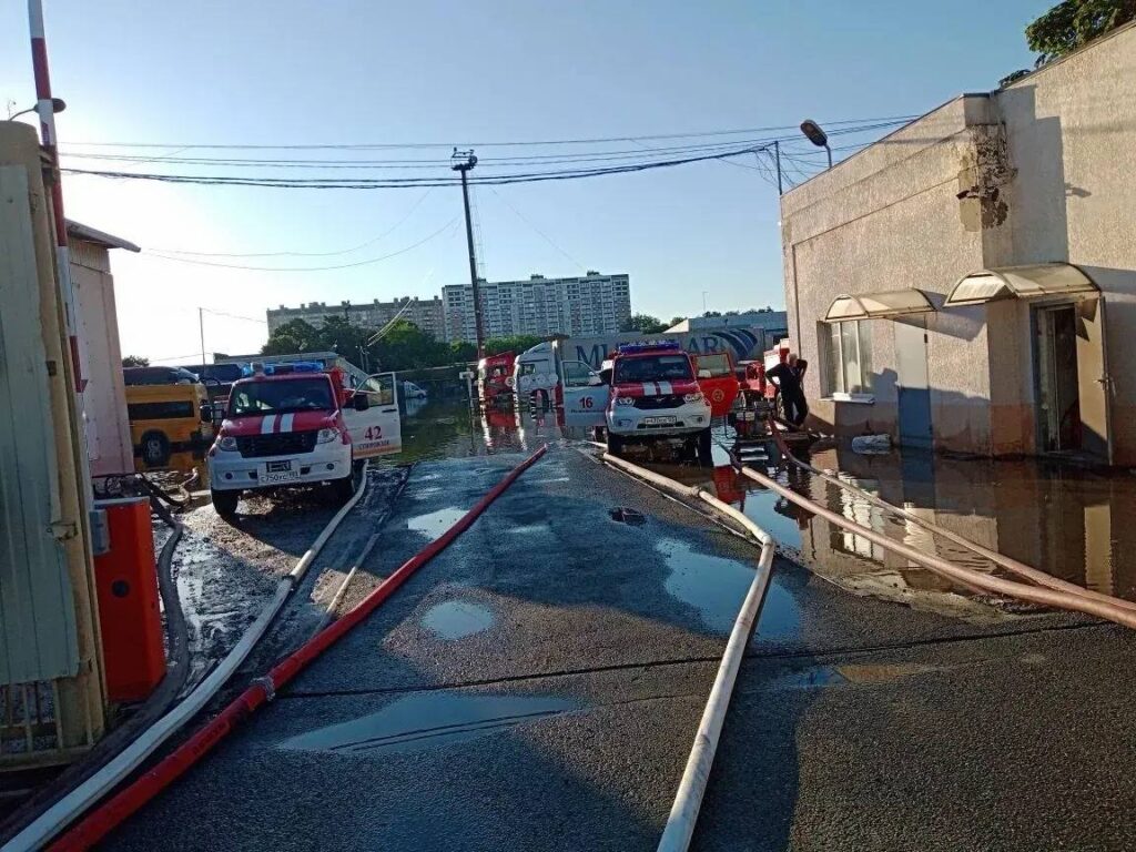 Ливневый удар по Краснодару: вода подтопила цокольные этажи 23 многоэтажек