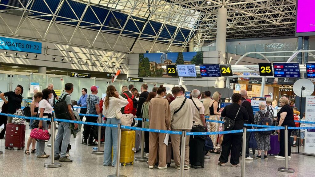 Аэропорт Сочи временно приостановил работу