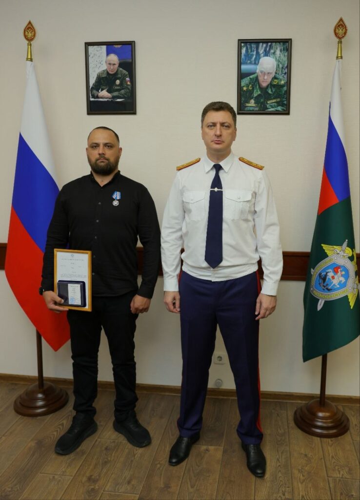 Мужчина, остановивший вооруженного нападавшего в ТЦ Краснодара, удостоен награды