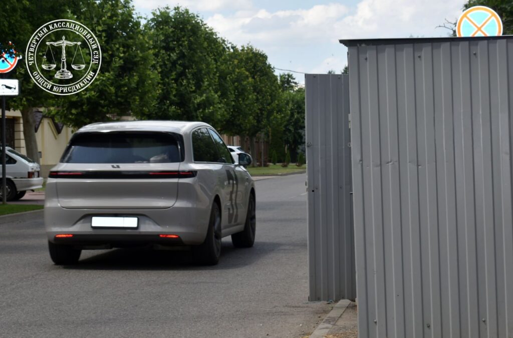 В Краснодаре коммунальщики заплатят за поврежденную машину из-за неисправной мусорки