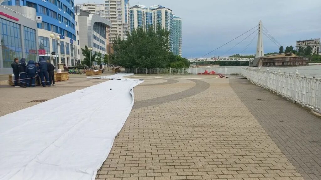 Водоналивную дамбу установили у Моста поцелуев в Краснодаре