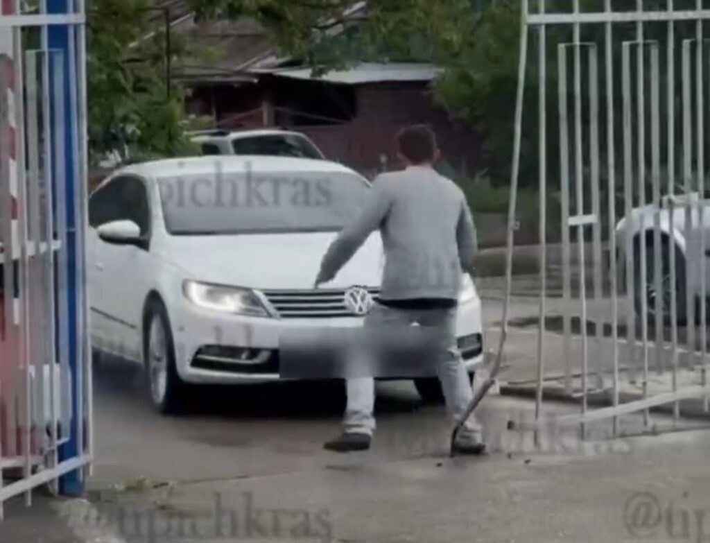 В Краснодаре полиция разыскивает дерзкого водителя, протаранившего ворота и врезавшегося в здание 