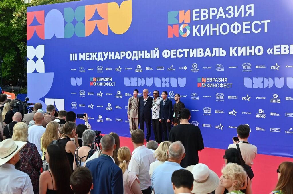 Кинематографисты из более чем 30 стран привезли свои работы на фестиваль в Сочи