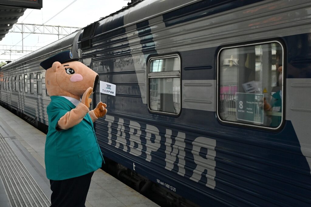 На станции Адлер торжественно встретили новый поезд «Таврия» из Москвы