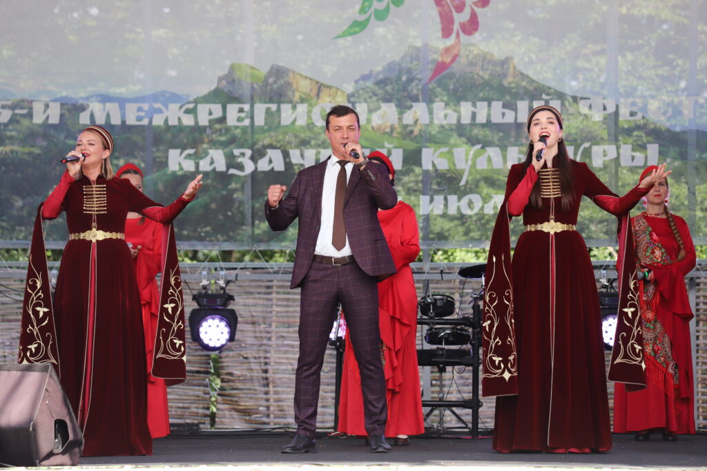 Казаки умеют дружить, угощать, защищать