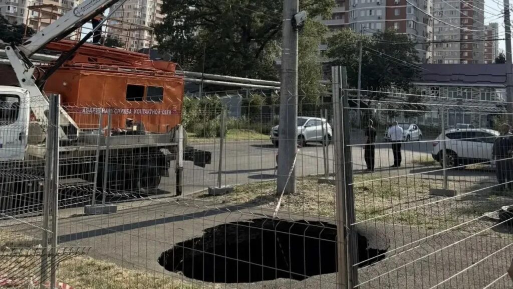 В Краснодаре из-за провала земли закрыли проезд по Кожевенной